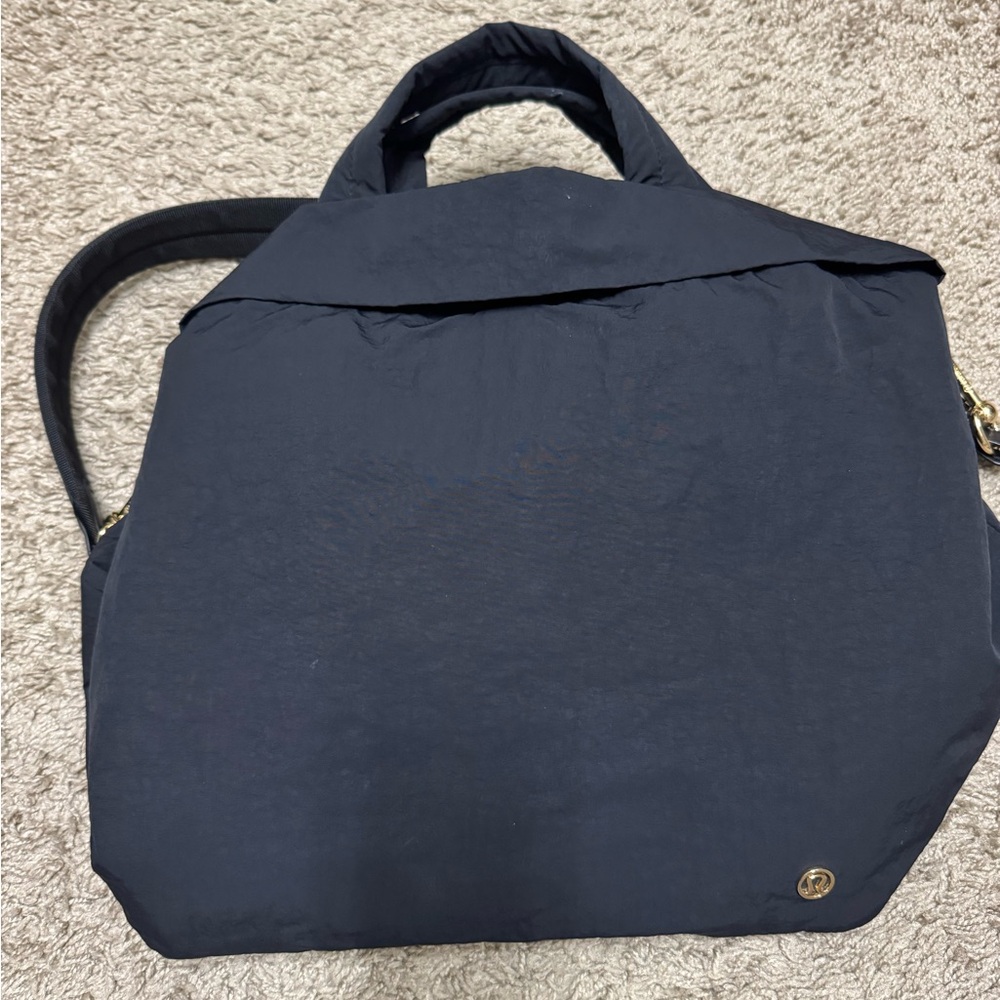 Lululemon 19L on my level tote